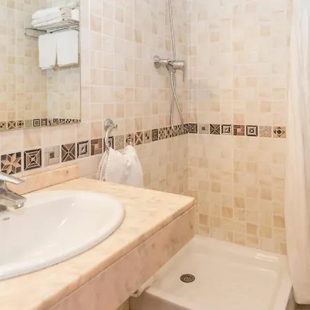 Coral Guest house 2*